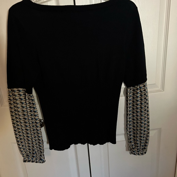 Black sweater with built-in geometric pattern satin sleeves - Picture 2 of 4